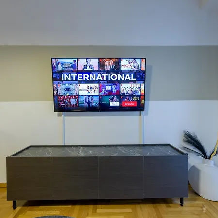 Apartment Fully Renovated Flat In Prime Location *